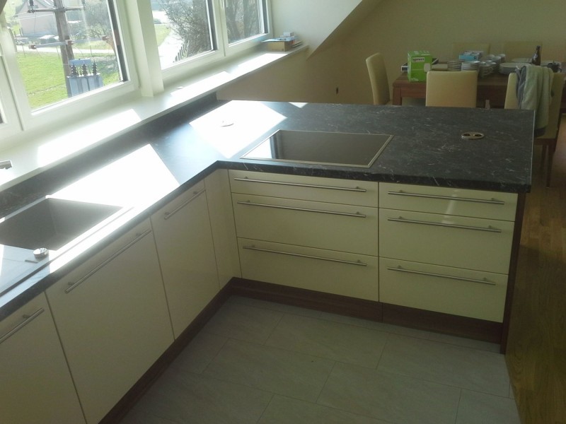 Küche Magnolie Zwetschke2 | Küchen & Wohnmöbel